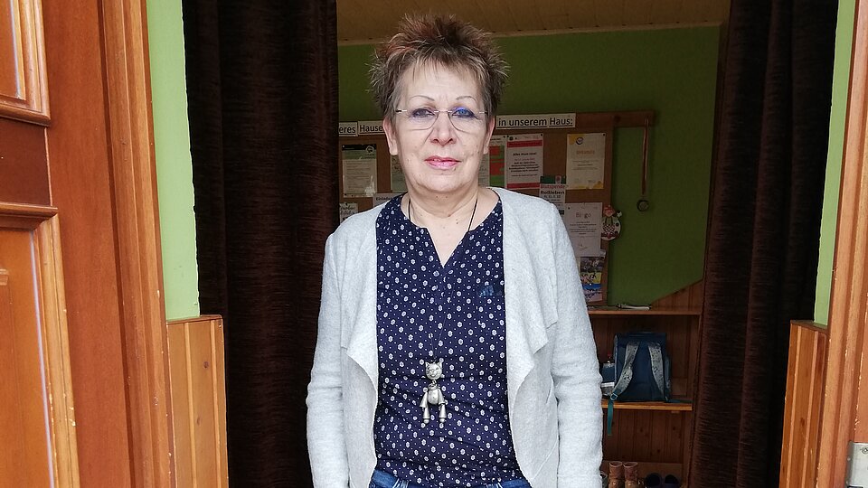 Roswitha Stahr vor dem Mehrgenerationenhaus