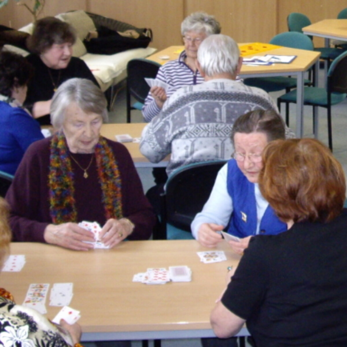 Senioren spielen Canasta