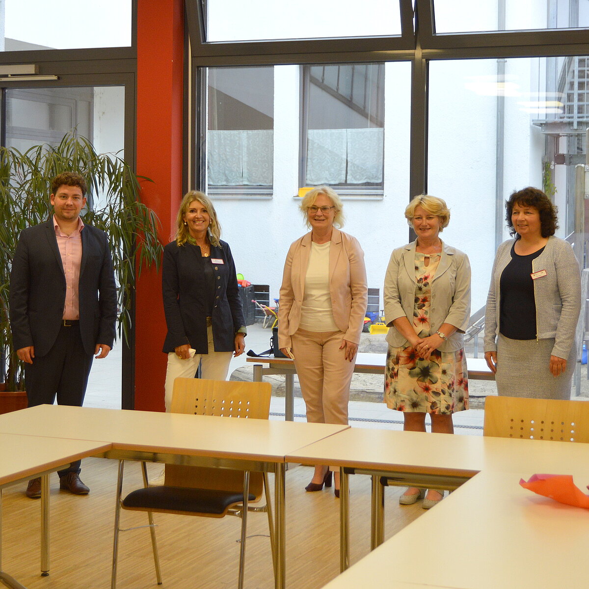 Bundesfamilienministerin Christine Lambrecht mit den Engagierten sowie Besucherinnen und Besuchern aus dem Mehrgenerationenhaus Landshut.