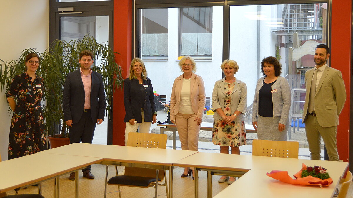 Bundesfamilienministerin Christine Lambrecht mit den Engagierten sowie Besucherinnen und Besuchern aus dem Mehrgenerationenhaus Landshut.