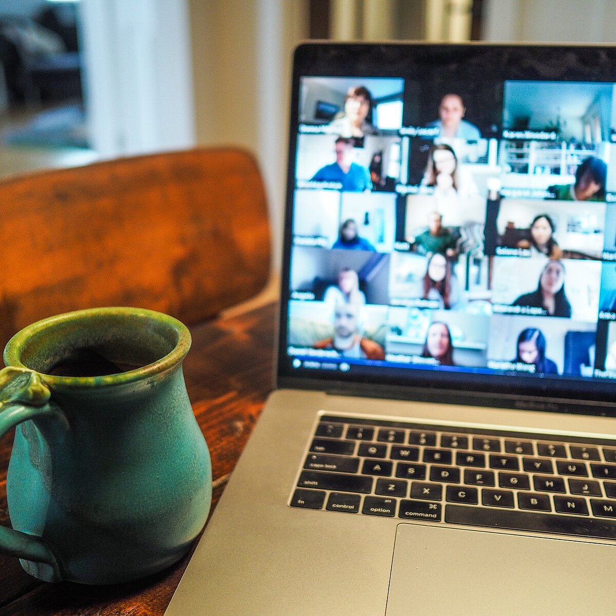 © Unsplash.com Laptop zeigt verschiedene Menschen in einer Videokonferenz, daneben steht eine Tasse
