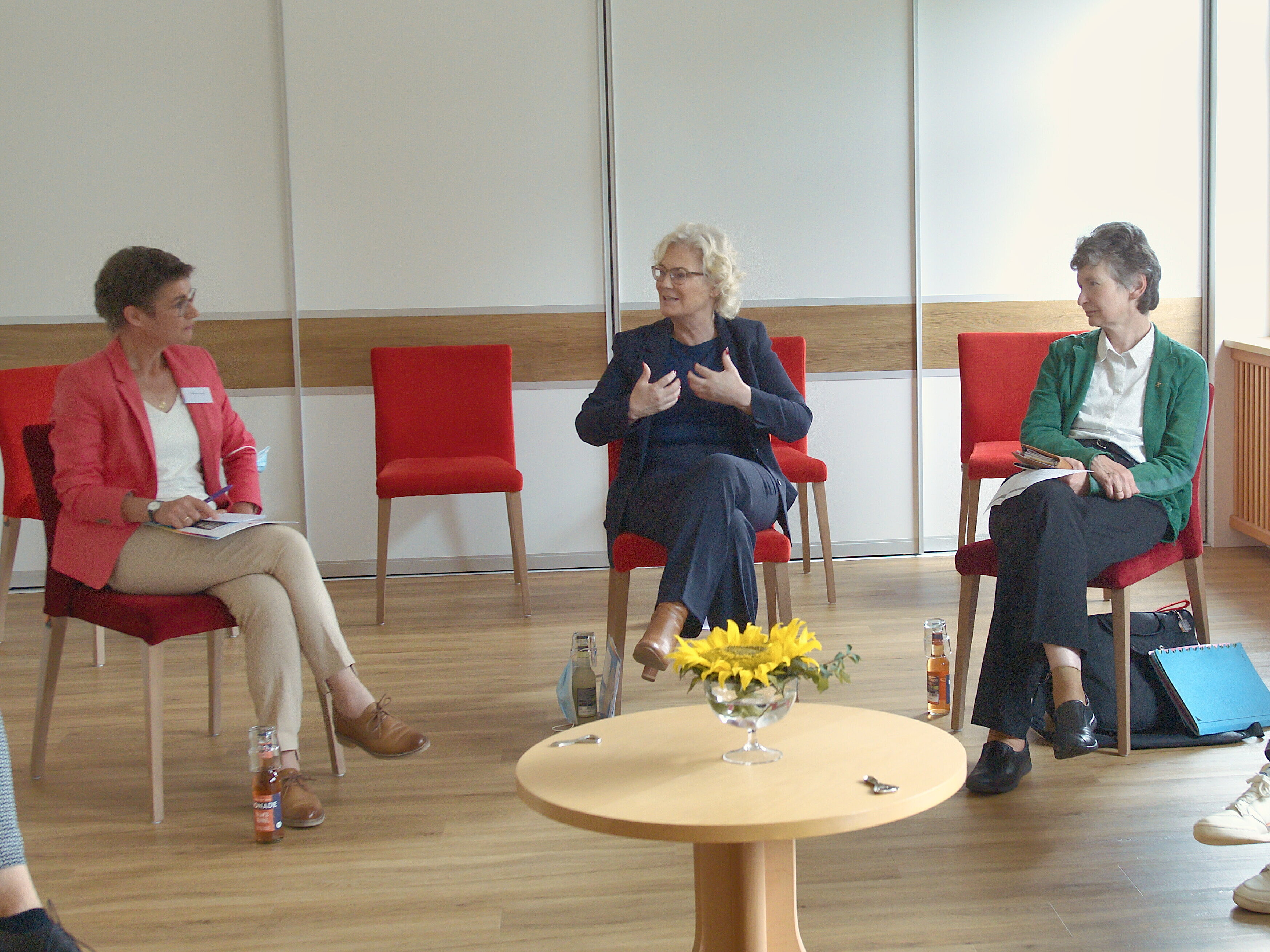 © Mehrgenerationenhaus Evangelische Familienbildungsstätte Werra-Meißner Bundesfamilienministerin Christine Lambrecht im Gespräch mit Vertreterinnen und Vertretern des Mehrgenerationenhauses Werra-Meißner