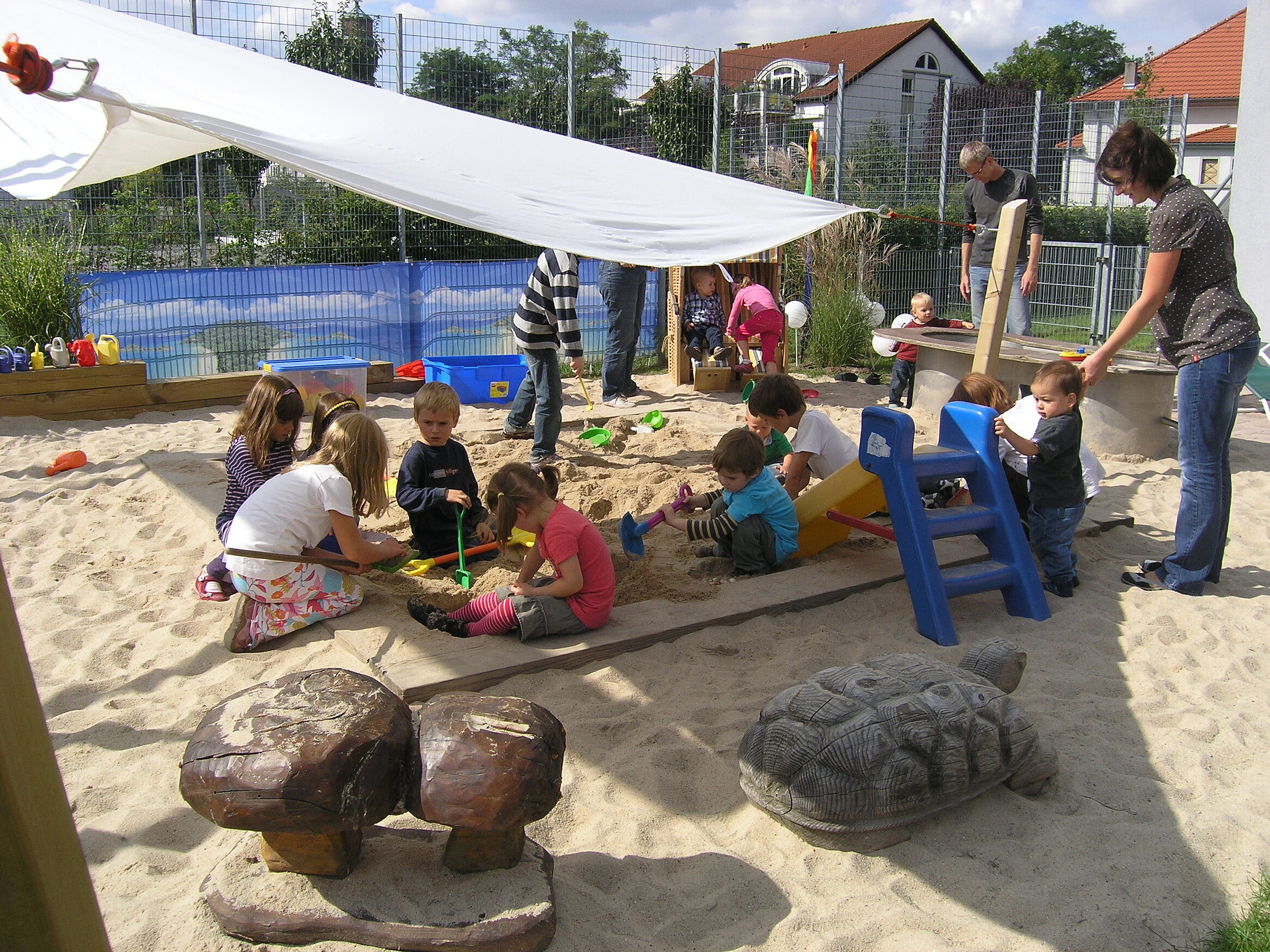 Großer Sandkasten im Mehrgenerationengarten