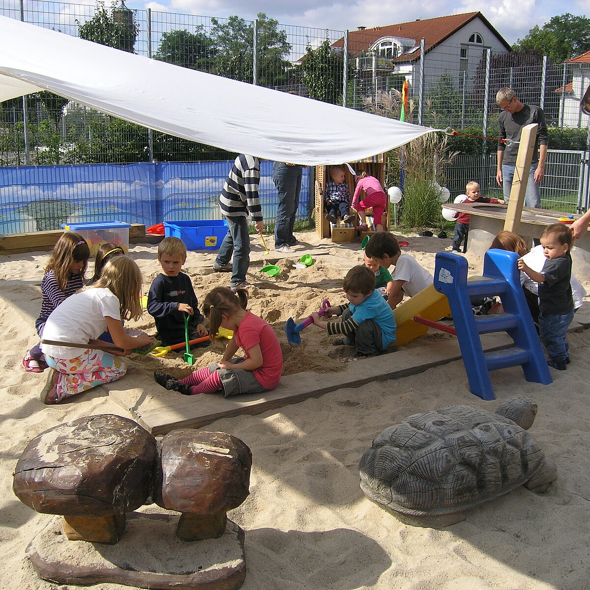 Großer Sandkasten im Mehrgenerationengarten