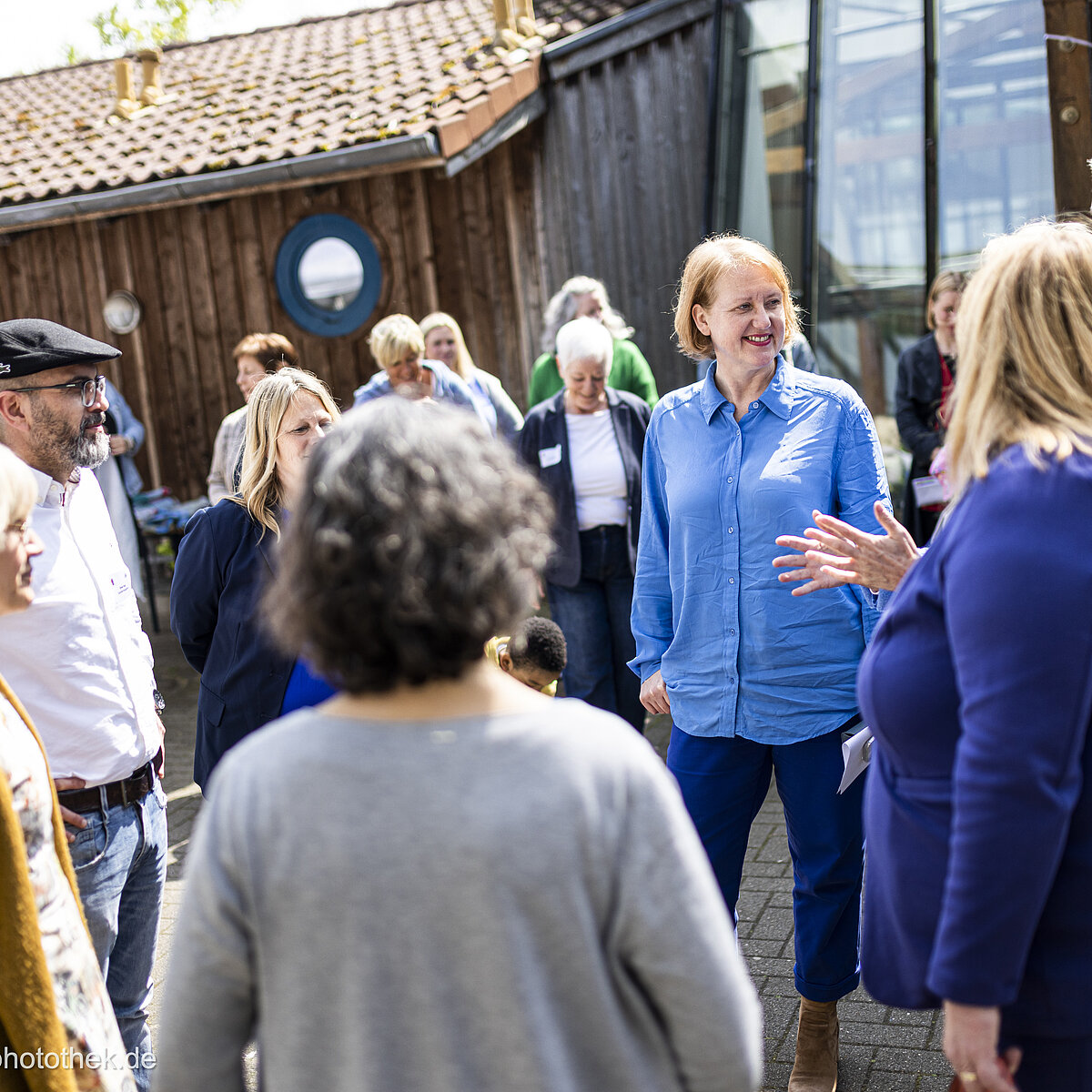 (c) Photothek/Leon Kuegeler Ministerin Lisa Paus unterhält sich draußen mit verschiedenen Menschen.