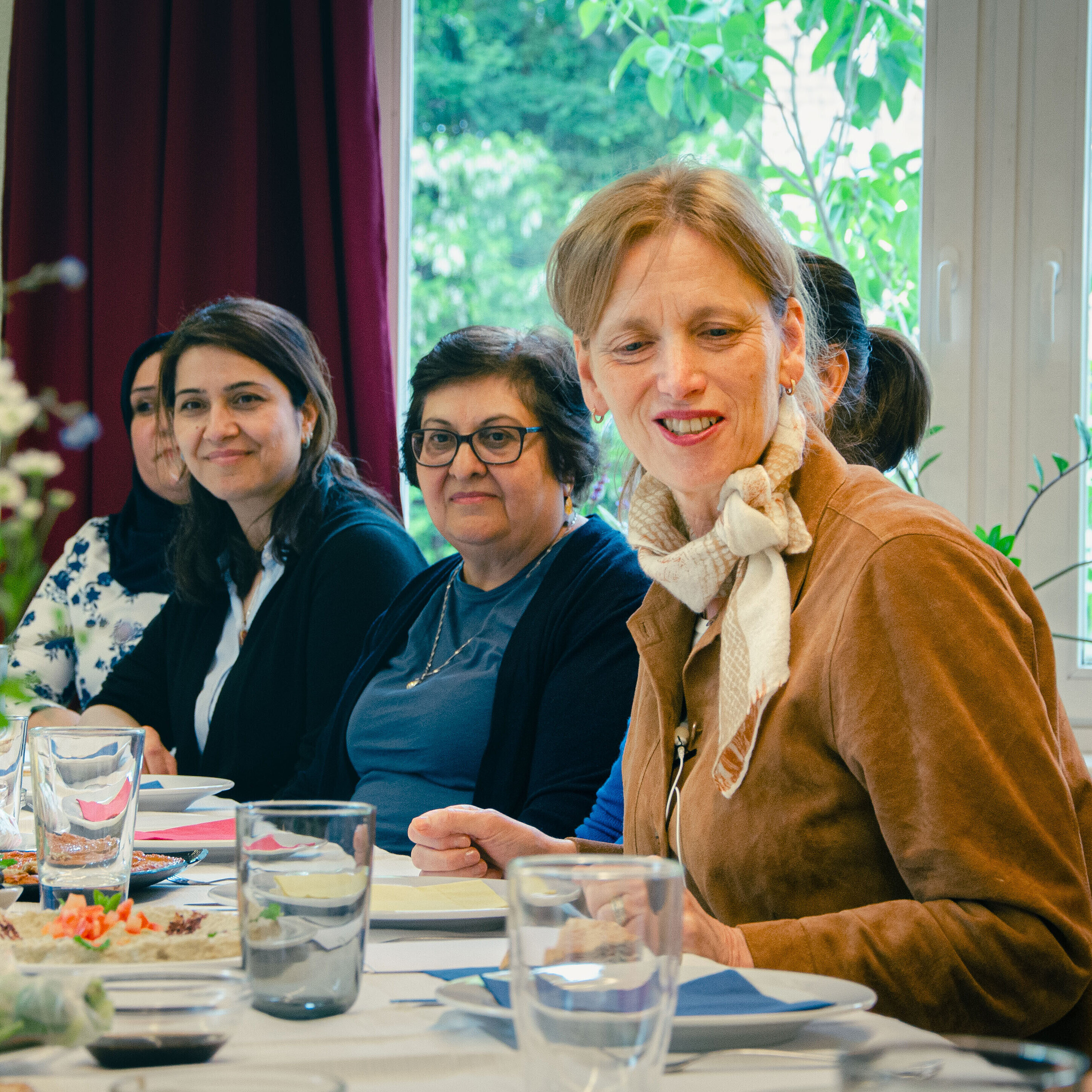 Bundesministerin Prien sitzt an einem Tisch und unterhält sich