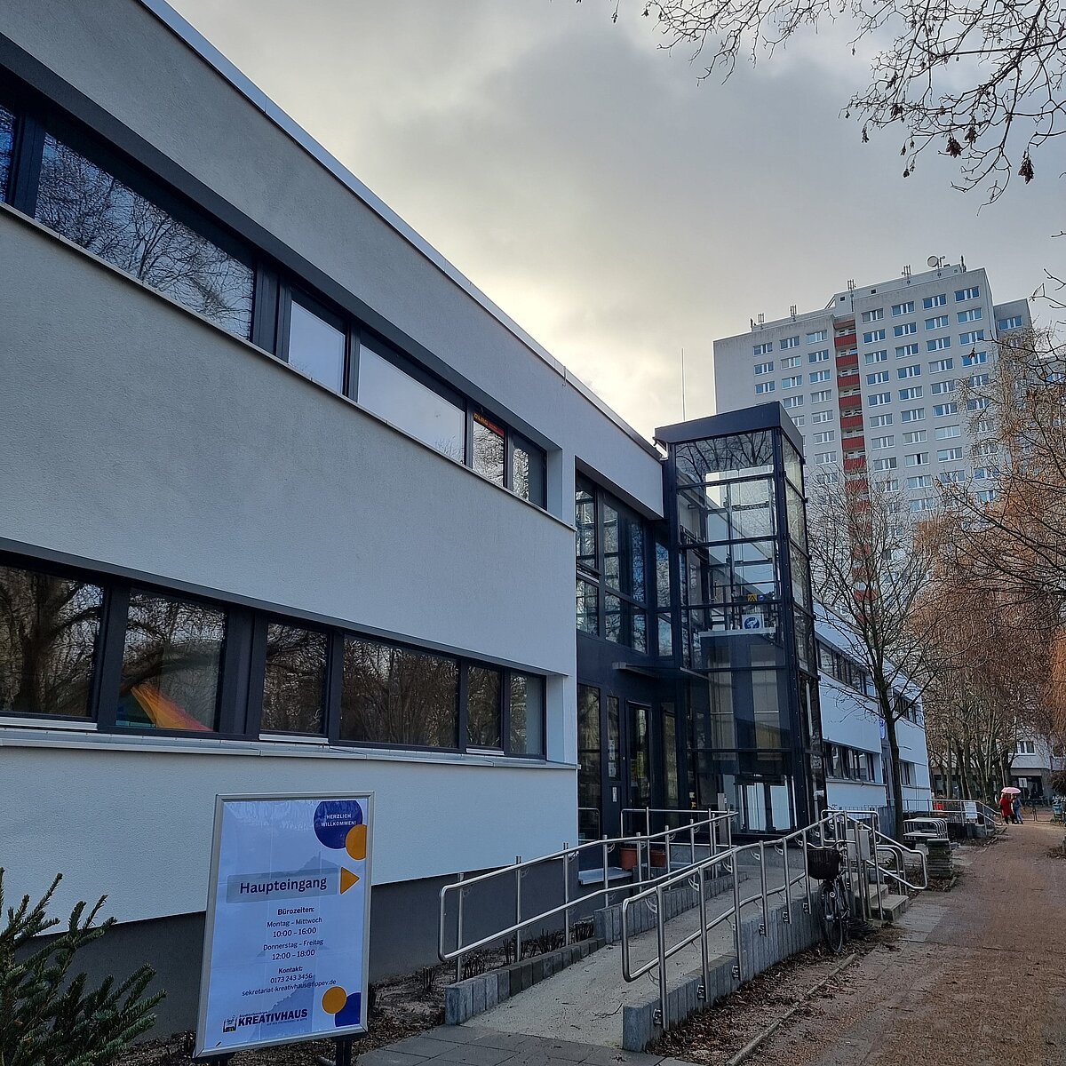 Eingang mit Aufzug und Rampe