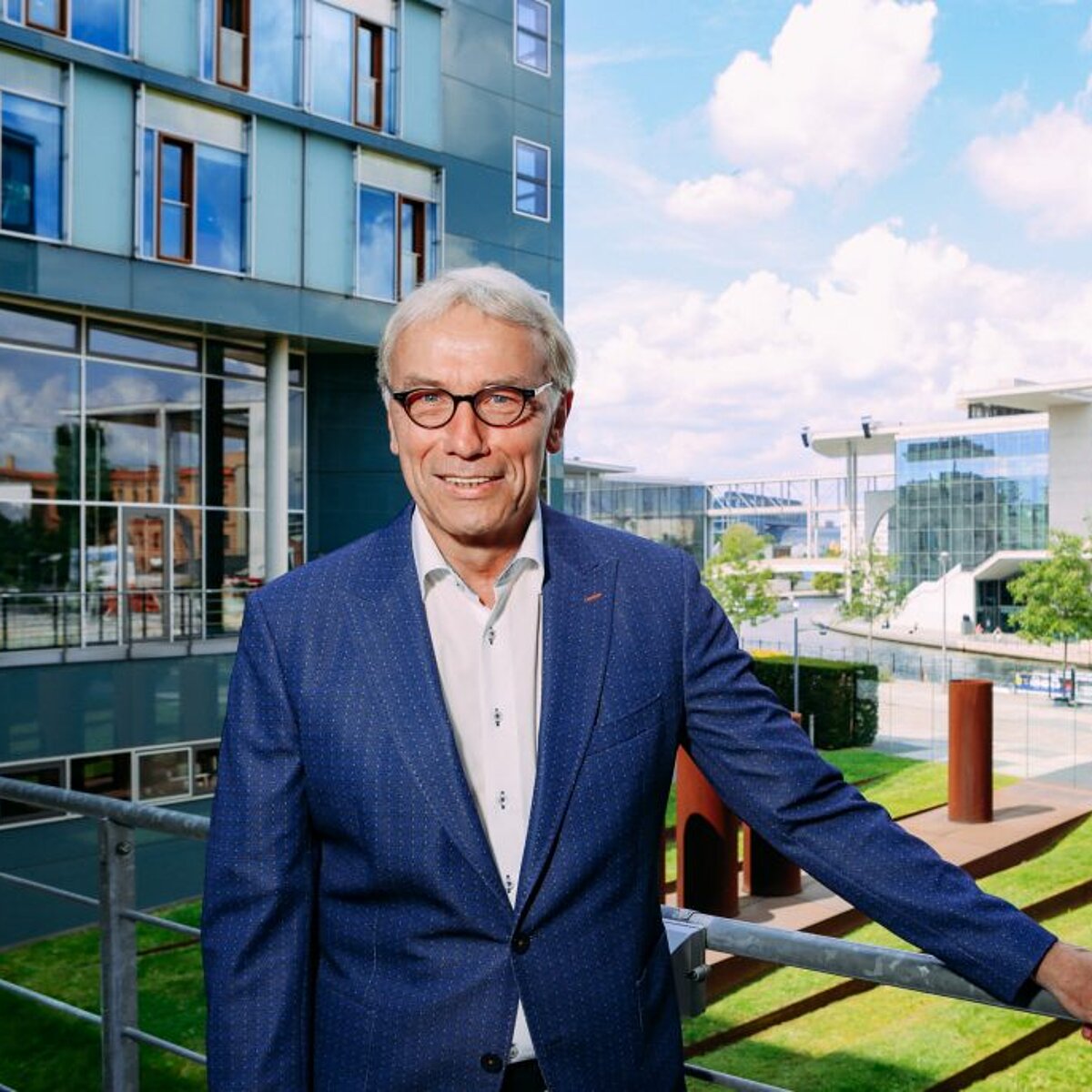 Porträtfoto von Bernhard Daldrup in einem blauen Anzug.