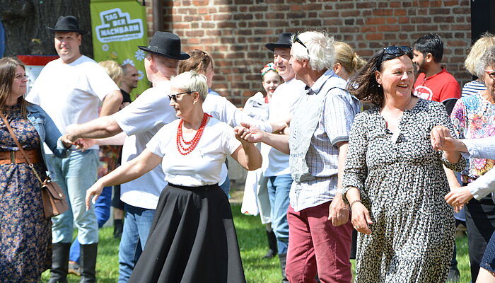 Tanzende Menschen beim Nachbarschaftsfest