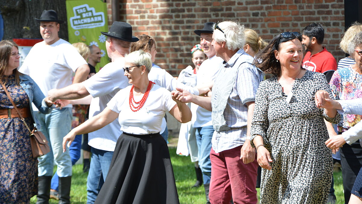 Tanzende Menschen beim Nachbarschaftsfest