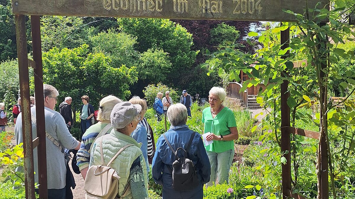 Eine ehrenamtliche Mitarbeiterin des Bauerngartens führt durch den liebevoll angelegten Garten