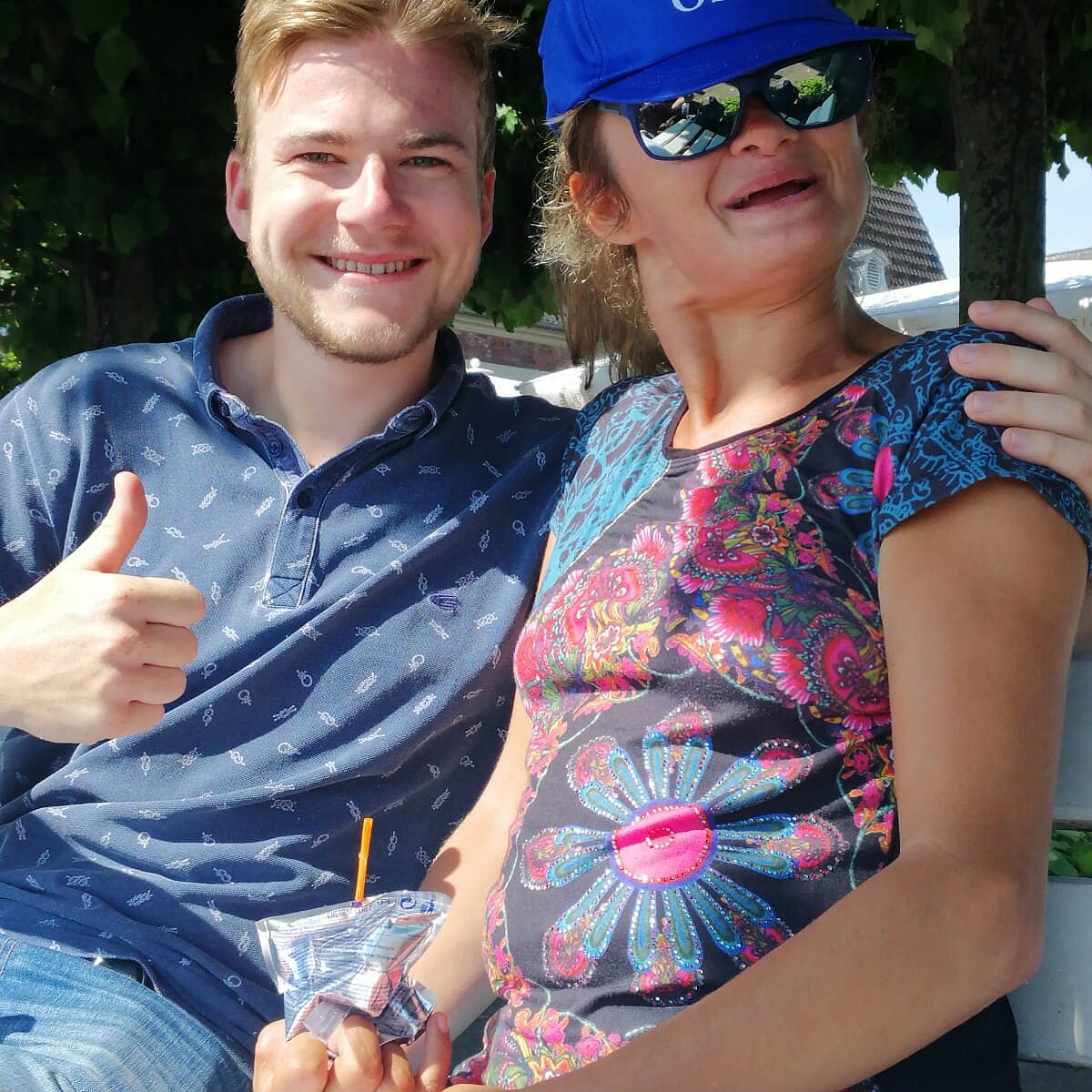 Foto von Jakob Ruch und einer Person mit blauer Kappe und Sonnenbrille.