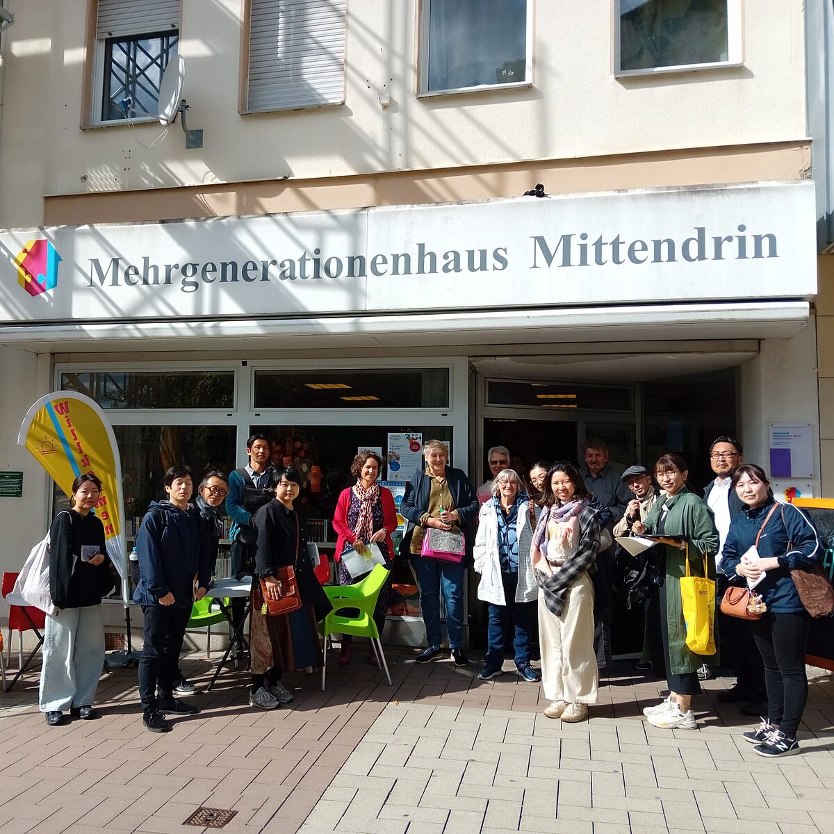 MGH "Mittendrin", Altenkirchen Die japanische Delegation steht vor dem Mehrgenerationenhaus