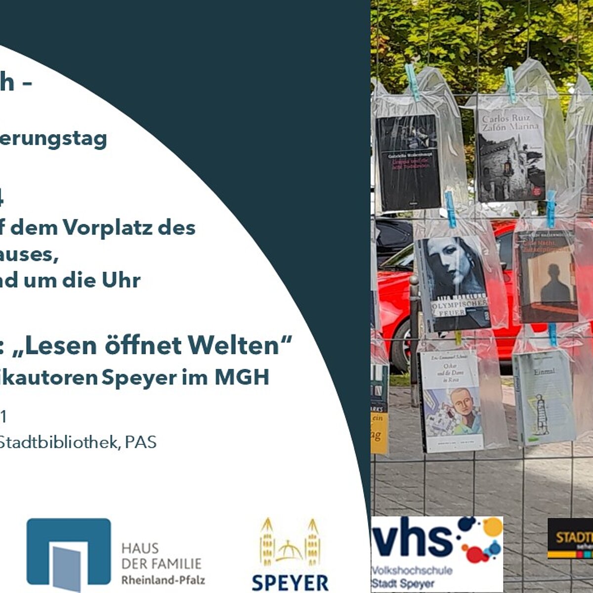 Infotext und Bücher an einem Bauzaun