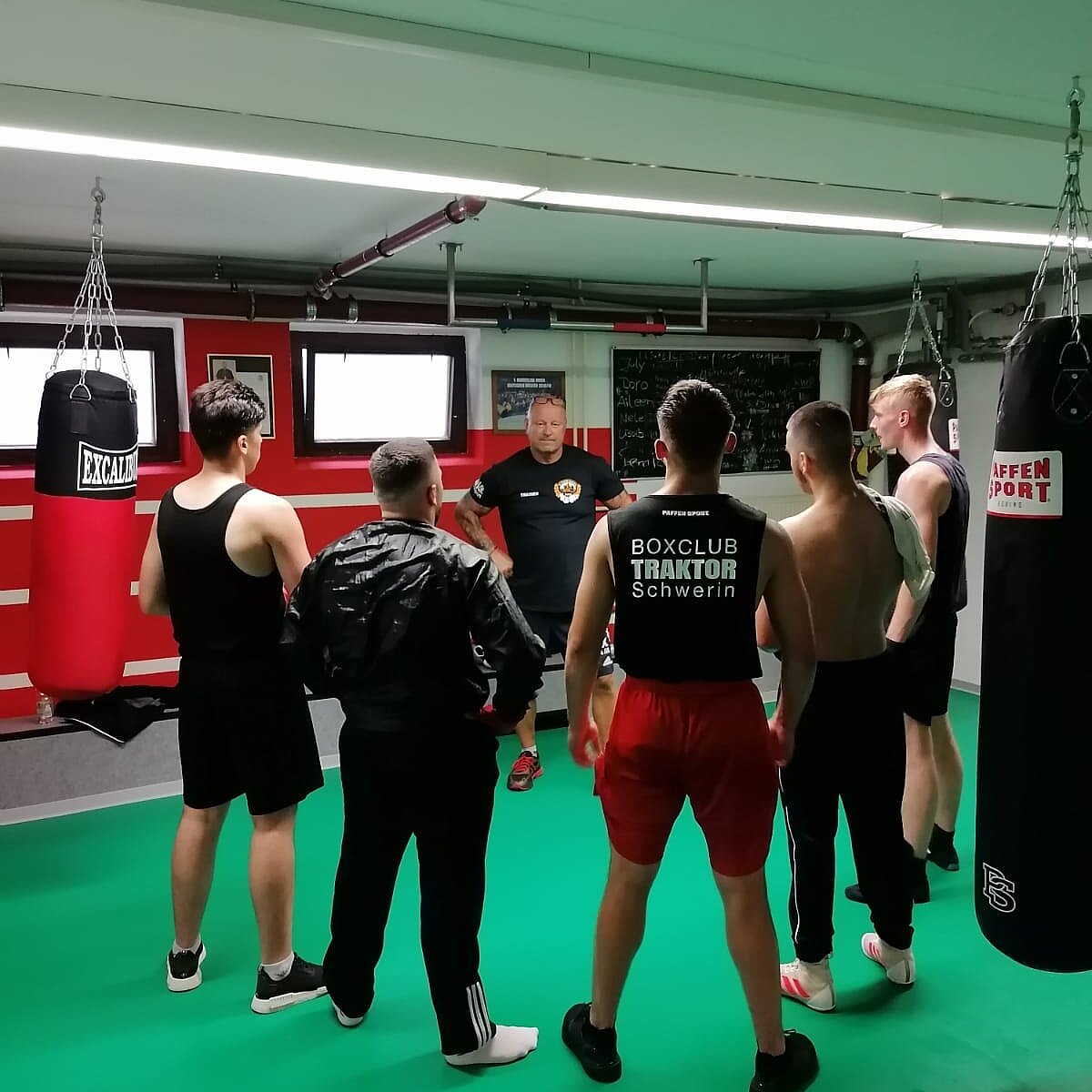 © Mehrgenerationenhaus Krebsförden Deddy Krause mit Teilnehmenden des Boxtraining im Boxkeller des MGH Krebsförden