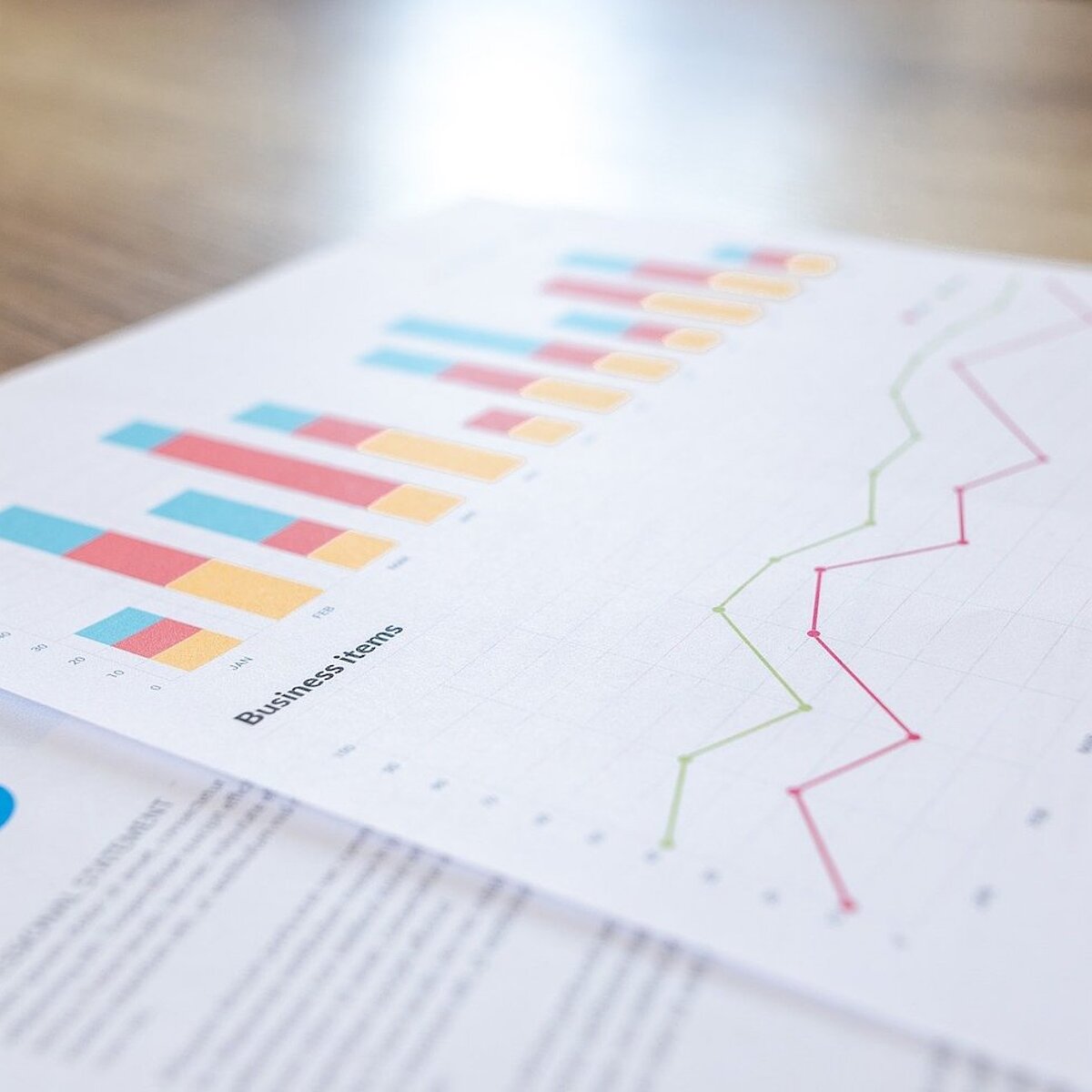 Papierbögen mit statistischen Tabellen und Graphen