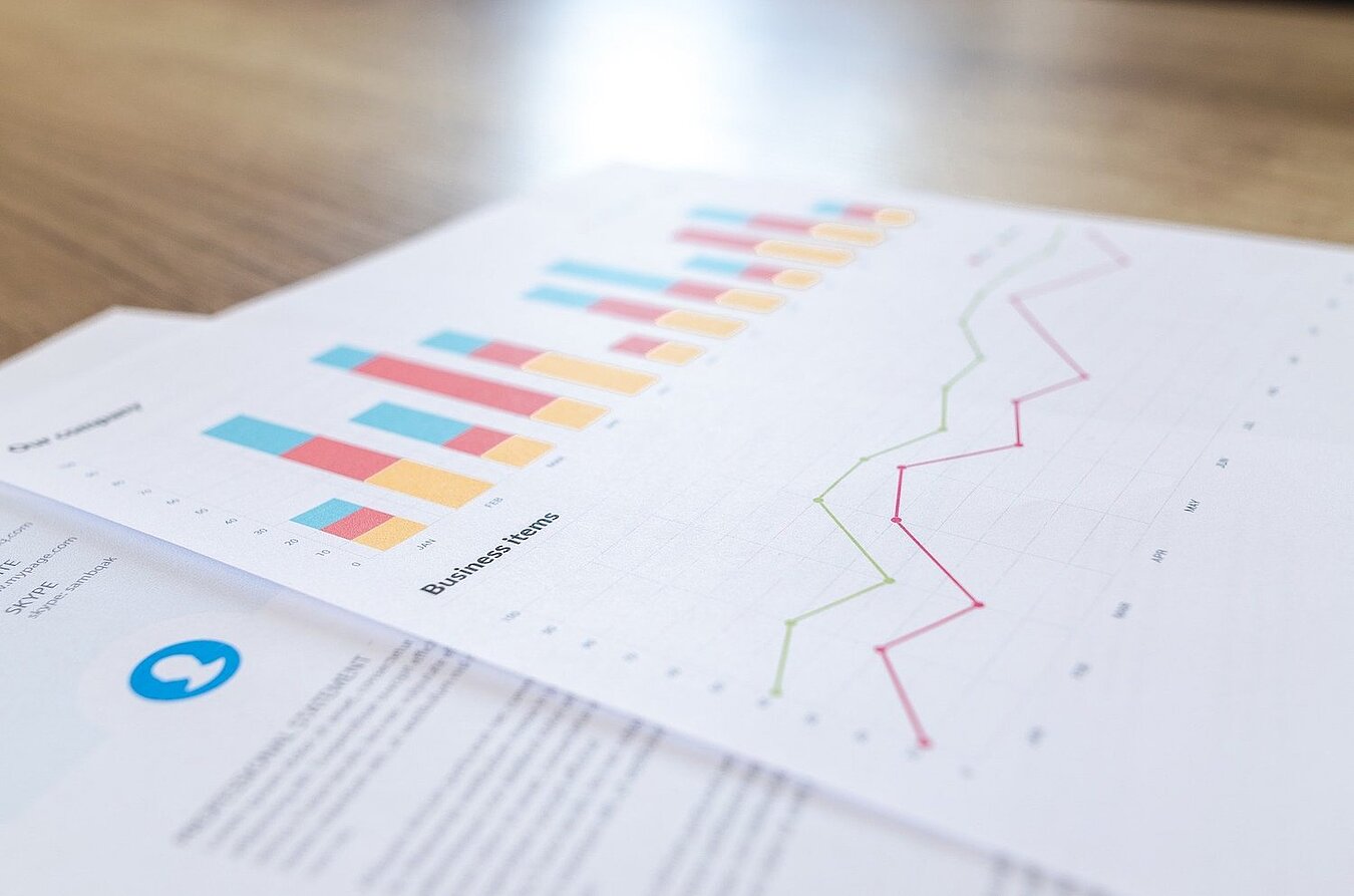 Papierbögen mit statistischen Tabellen und Graphen