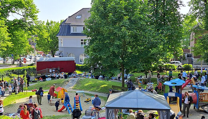 Der Flohmarkt für alle Generationen im Garten des Mehrgenerationenhaus