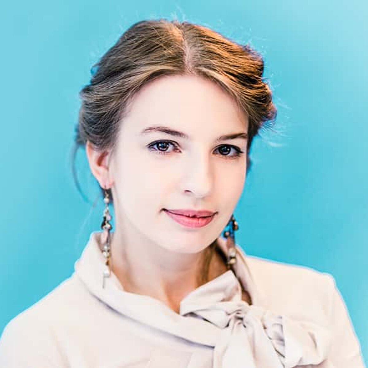 Porträtbild von Marina Weisband, sie trägt eine weiße Bluse