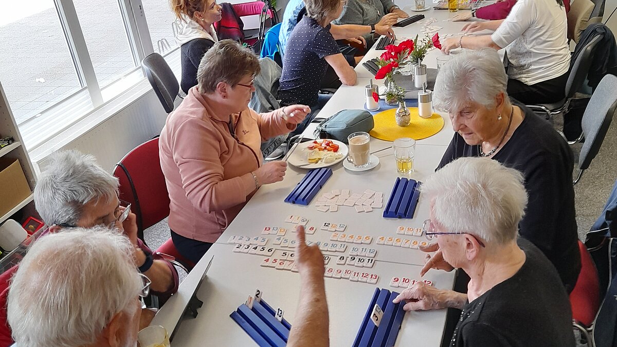 Gäste spielen das Zahlenspiel Rummikub