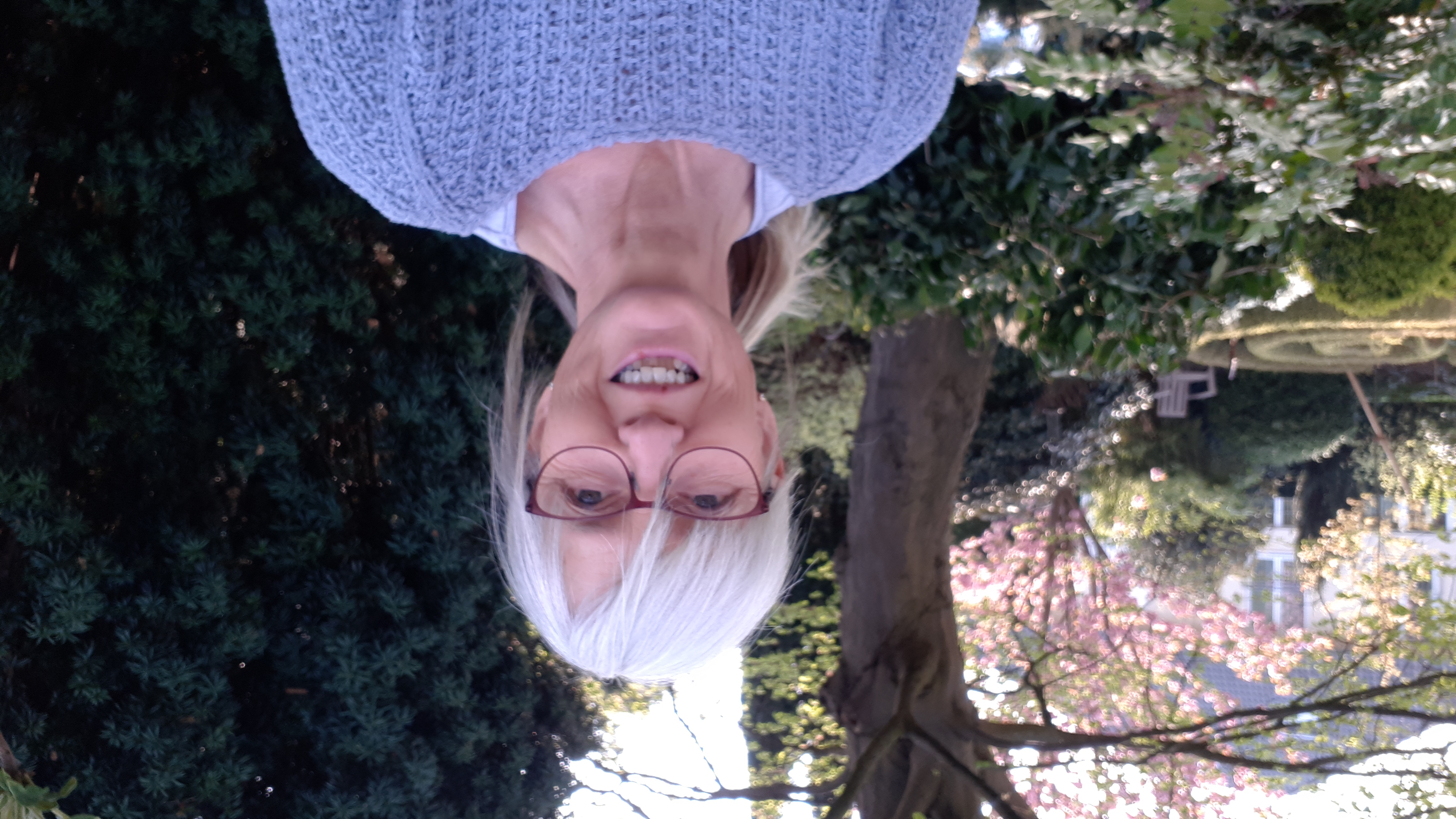 Porträtfoto von Martina Nevling. Sie hat graues Haar und trägt eine Brille.