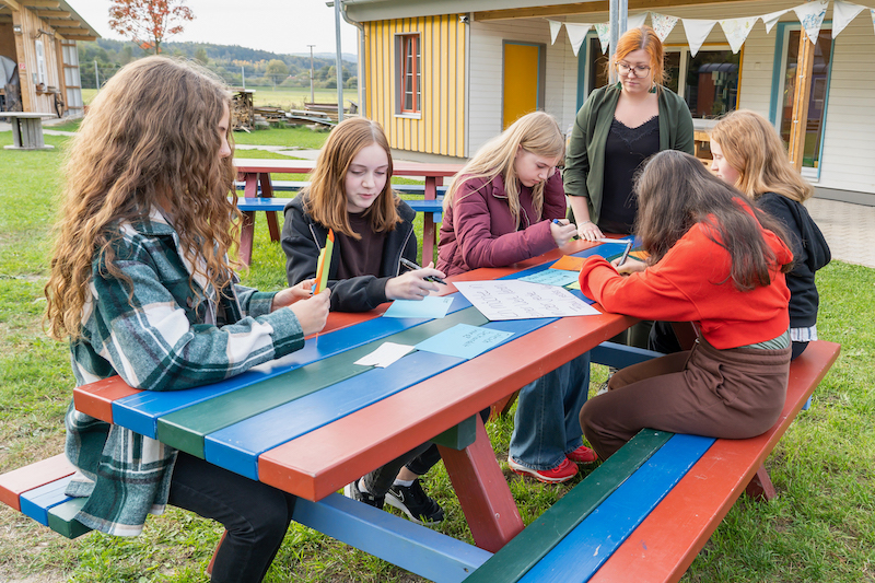 Gruppenarbeit mit Jugendlichen und einer Betreuerin