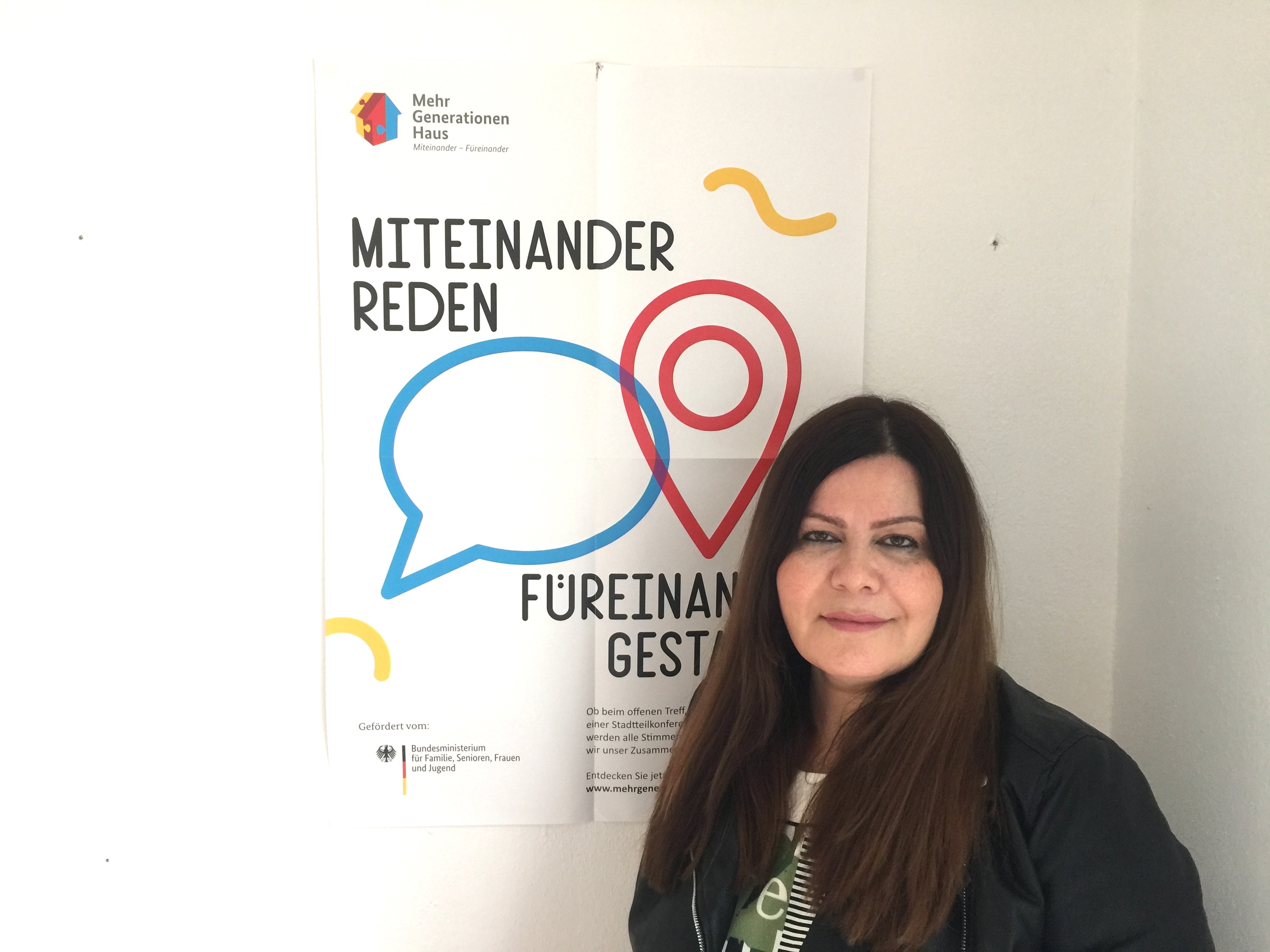 Farzaneh Motefaregheh neben einem MGH-Poster