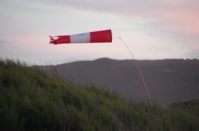 Ein Windsack bewegt sich im Wind